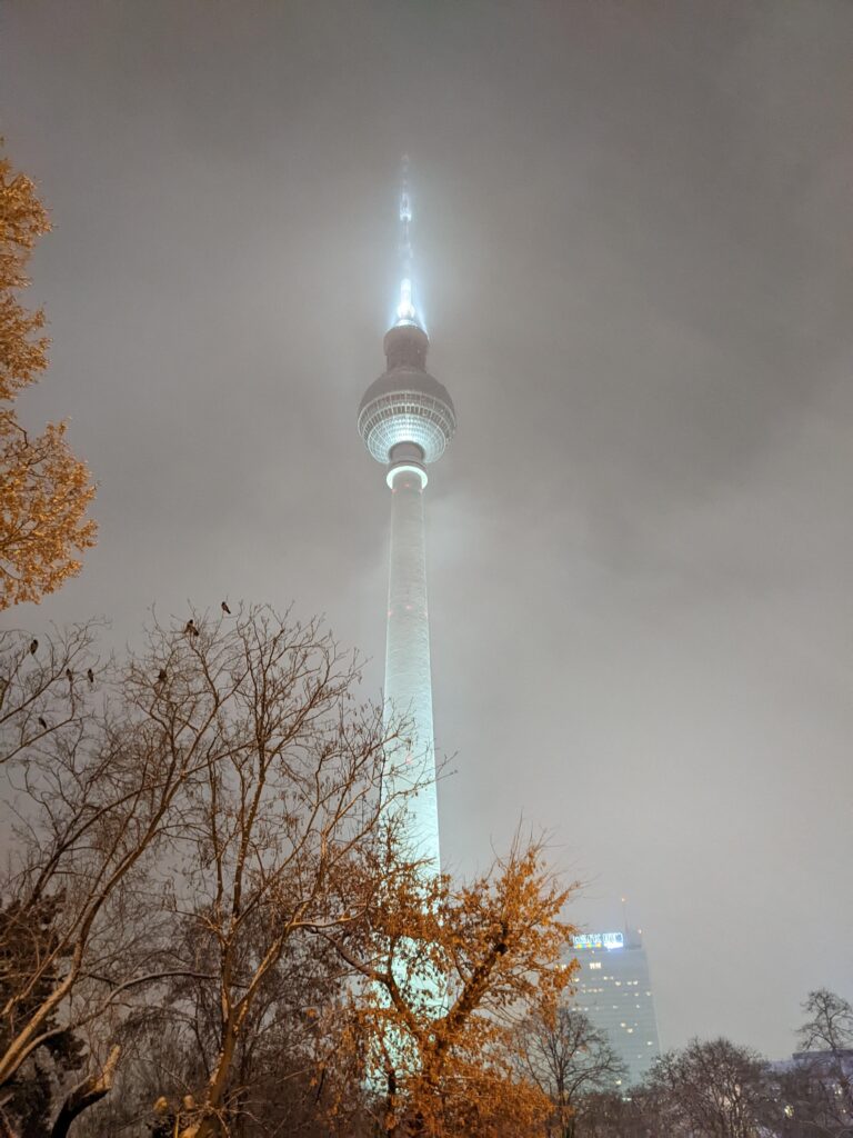 Fernsehturm im Nebel